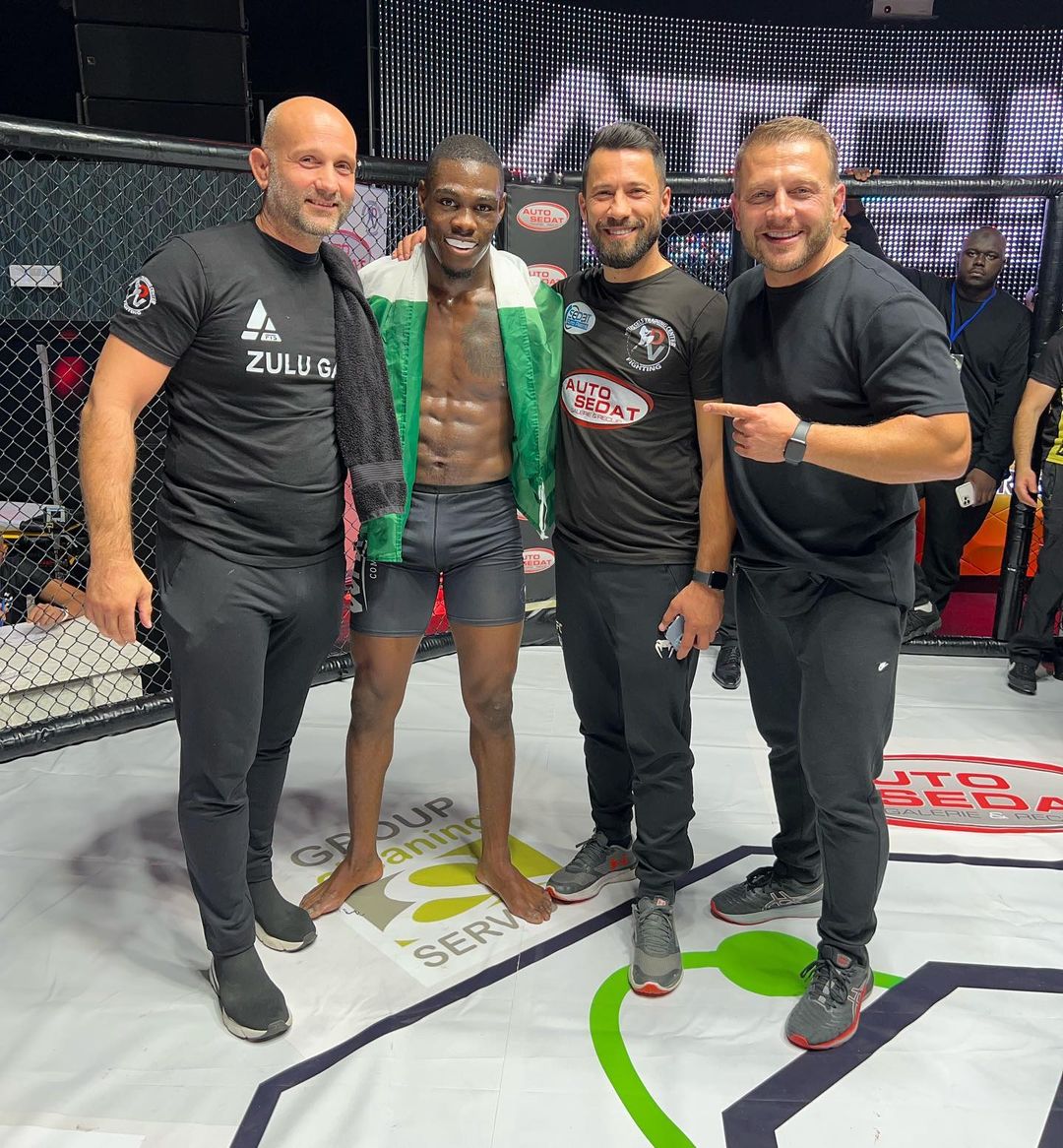 L'équipe Davinci Fighting célèbre une victoire